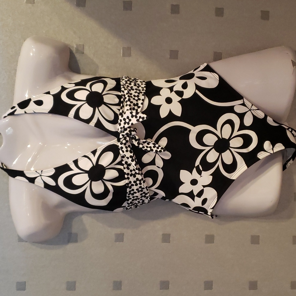 LA BLANCA Swimsuit One Piece Halter Black & White Size 10,